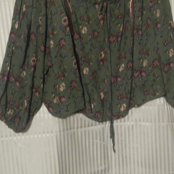 Flowered top - Picture 2 of 4